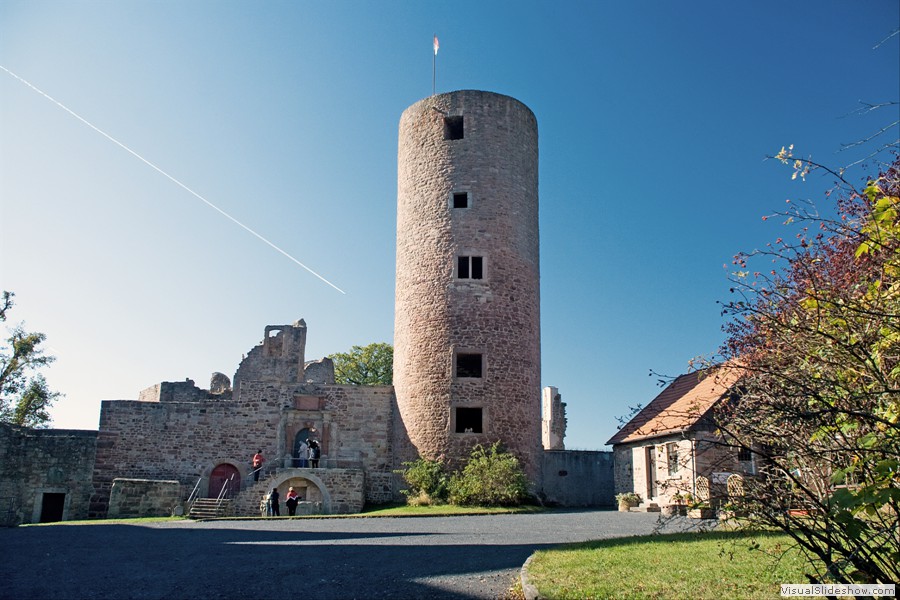  15.10.2011 - Burgruine Schwarzenfels - Wehrturm (Bergfried) -<br/>Die Burg Schwarzenfels (1280 erstmals urkundlich erwähnt) ist eine Ruine im Schwarzenfels, nahe Bad Brückenau. Ihr Name geht auf das schwarze Doleritgestein zurück, aus dem sie gebaut ist.