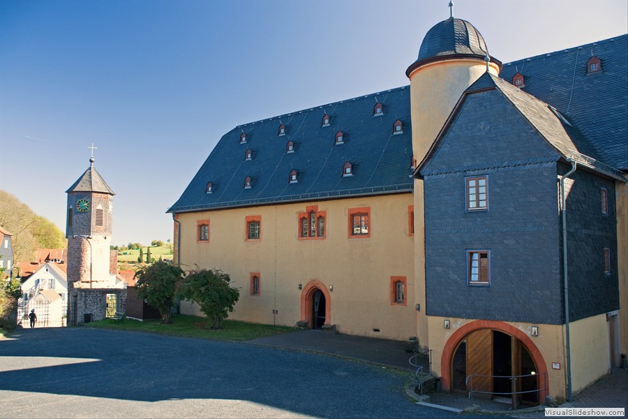 15.10.2011 - Burgruine Schwarzenfels - Marstallgebaeude und Glockenturm -<br/>Die Burg Schwarzenfels (1280 erstmals urkundlich erwähnt) ist eine Ruine im Schwarzenfels, nahe Bad Brückenau. Ihr Name geht auf das schwarze Doleritgestein zurück, aus dem sie gebaut ist.