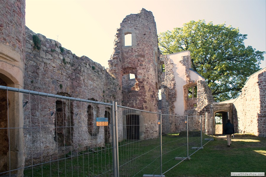 15.10.2011 - Burgruine Schwarzenfels - <br/>Die Burg Schwarzenfels (1280 erstmals urkundlich erwähnt) ist eine Ruine im Schwarzenfels, nahe Bad Brückenau. Ihr Name geht auf das schwarze Doleritgestein zurück, aus dem sie gebaut ist.
