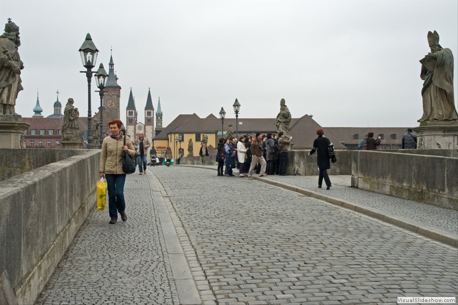 20120229-Wuerzburg-Altstadt - Die Alte Mainbruecke wurde schon um 1120 errichtet. Im Hintergrund rechts der Kiliansdom, links davon das Alte Rathhaus, ganz links die Kuppel der Neumünsterkirche.
