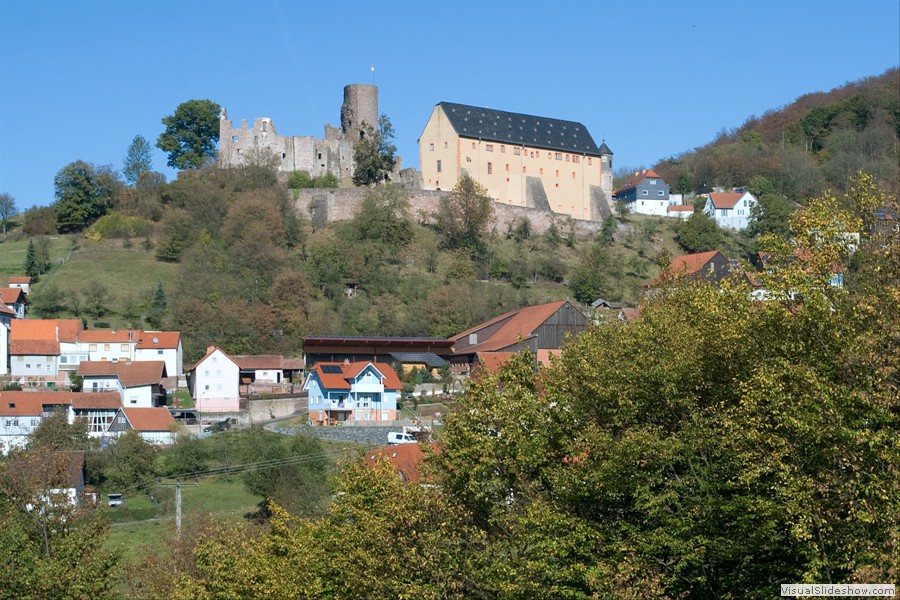 15.10.2011 - Burgruine Schwarzenfels - Ruine und Marstallgebaeude von der Strasse aus gesehen -<br/>Die Burg Schwarzenfels (1280 erstmals urkundlich erwähnt) ist eine Ruine im Schwarzenfels, nahe Bad Brückenau. Ihr Name geht auf das schwarze Doleritgestein zurück, aus dem sie gebaut ist.