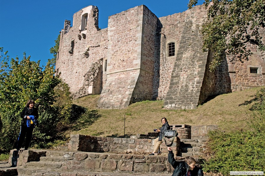 15.10.2011 - Burgruine Schwarzenfels - <br/>Die Burg Schwarzenfels (1280 erstmals urkundlich erwähnt) ist eine Ruine im Schwarzenfels, nahe Bad Brückenau. Ihr Name geht auf das schwarze Doleritgestein zurück, aus dem sie gebaut ist.