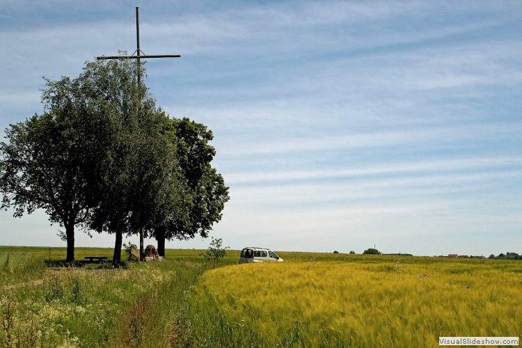 16.06.2010 - Am Flurkreuz am Dreimärker bei Wartmannsroth - An diesem Kreuz stoßen die drei Gemarkungen von Wartmannsroth, Völkersleier und Schwärzelbach zusammen.