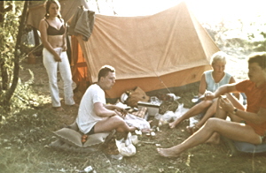 19650000-0001-K_Campingurlaub Ungarn-Balaton 1965 - Mittagsmahl vor'm Zelt_MINI